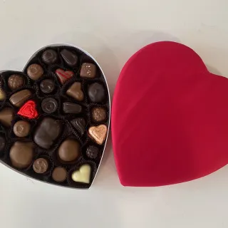 1 Lb Valentine's Deluxe Box